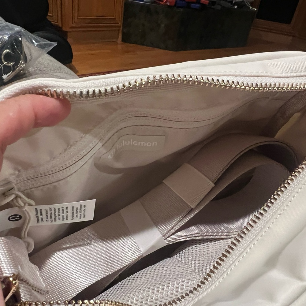 New with tag lululemon everywhere crossbody large metal hardware 3L ivory/ gold - Picture 3 of 5